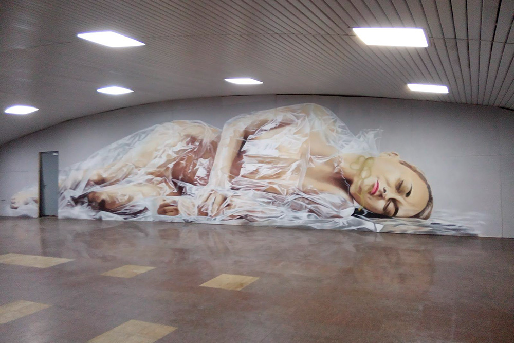 В 2020 году на стене станции была изображена обнаженная женщина, завернутая в полиэтилен