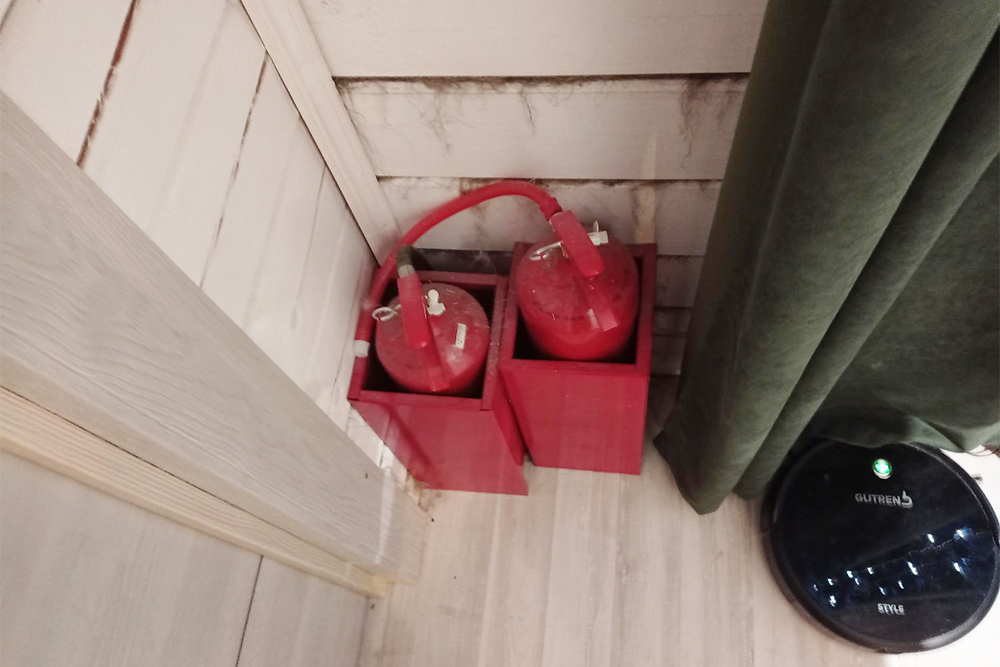 В моем доме шесть углекислотных огнетушителей, расставленных по разным углам