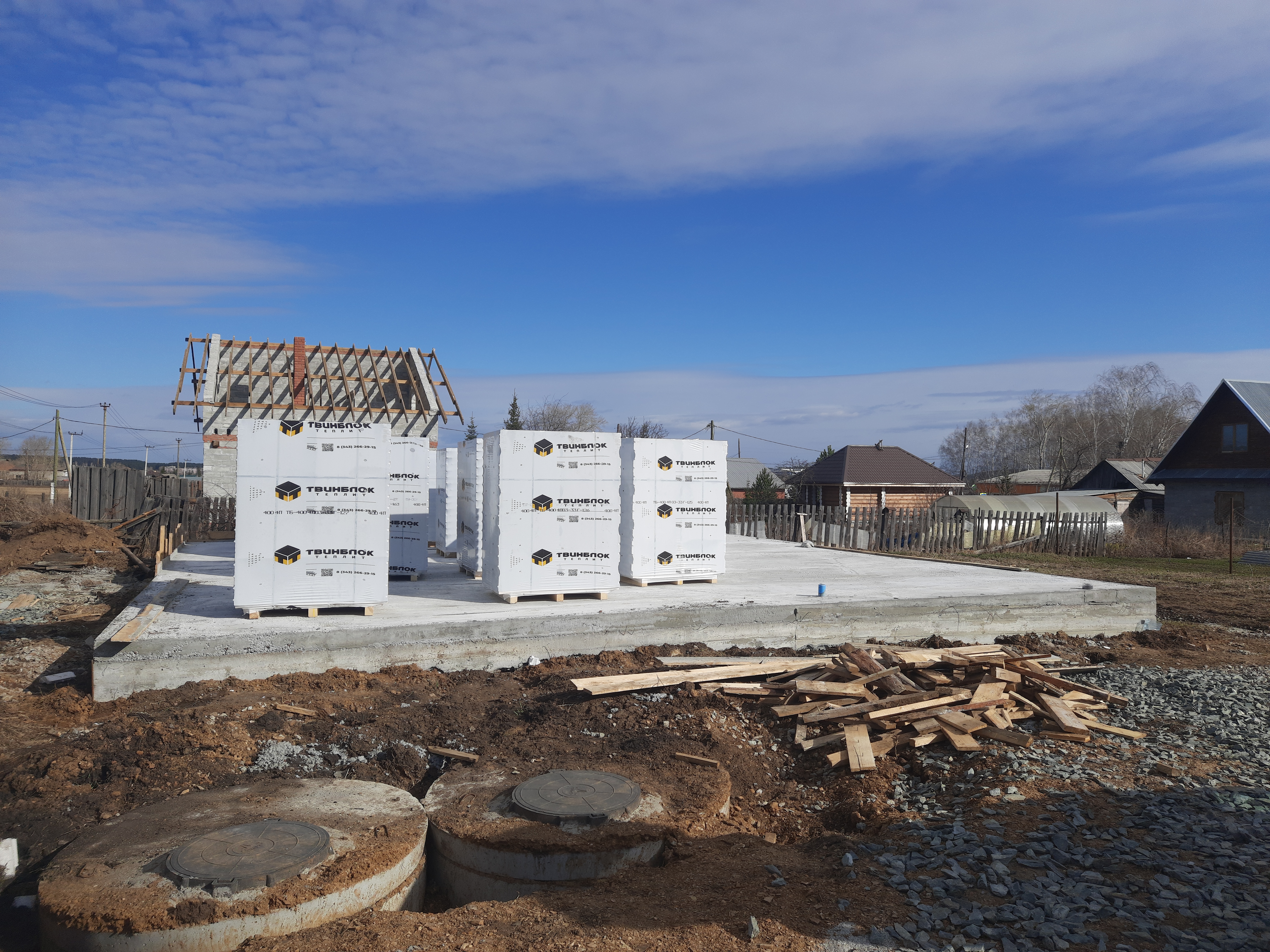 Даже если дома еще нет, к участку все равно можно подводить электричество