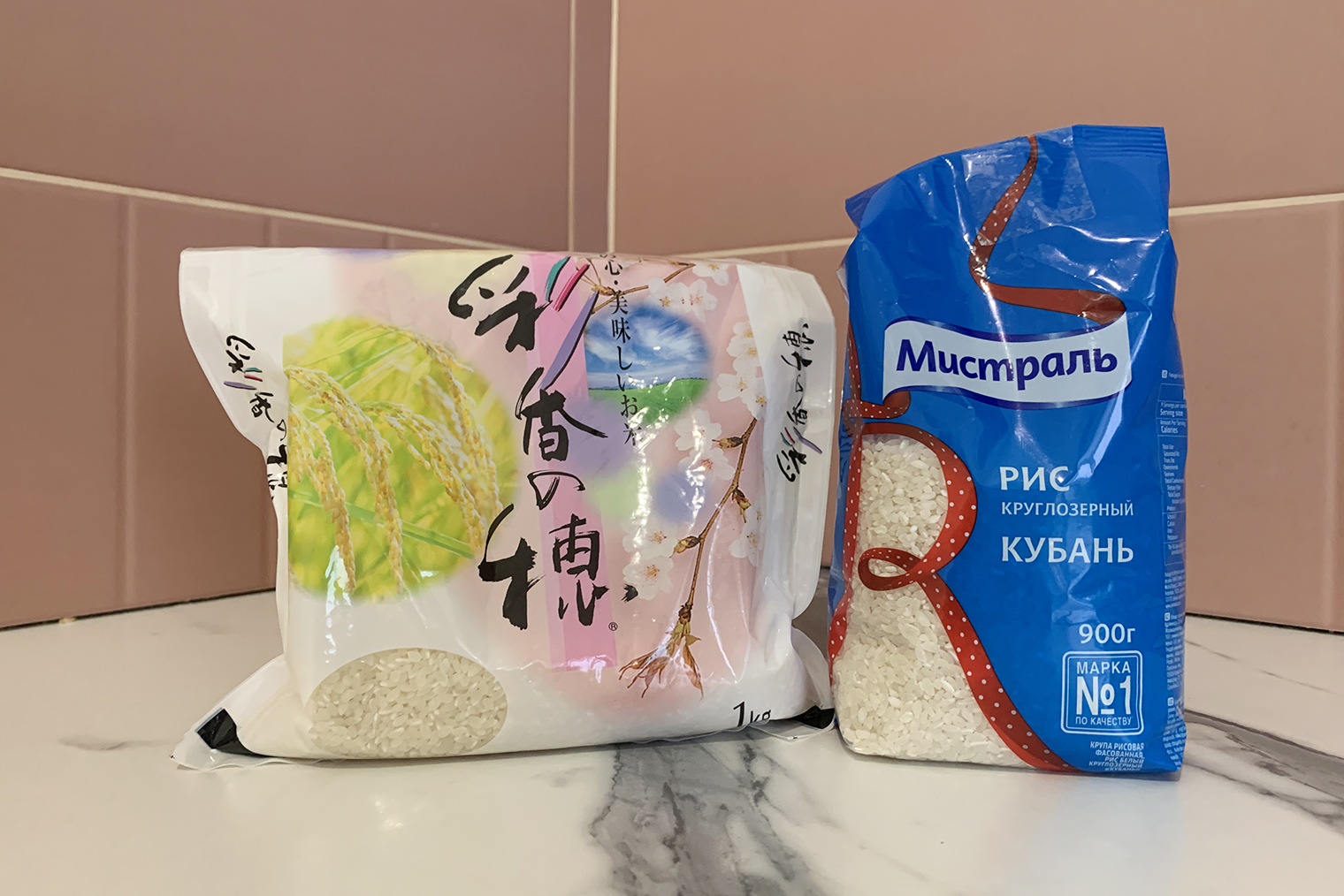 Зерна у японского и российского круглозерного риса примерно одинаковые. Я готовил из обоих вариантов — онигири не разваливаются, особенно если завернуть их в водоросли