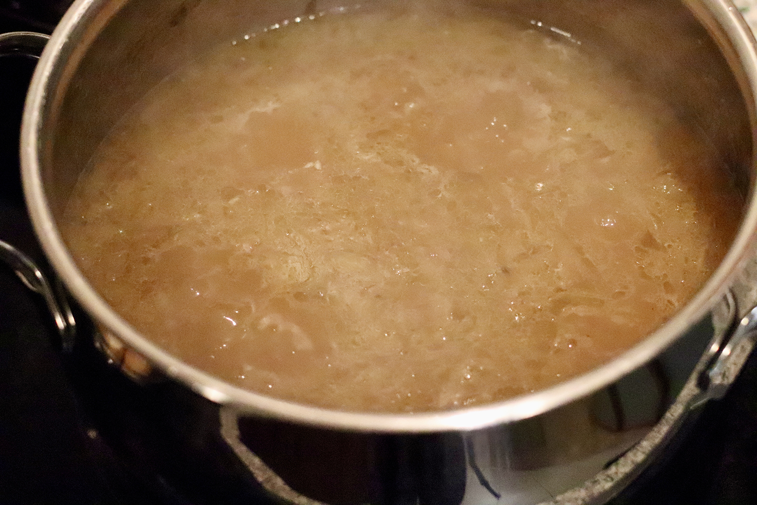 Луковый суп стал гуще и темнее — верный знак, что блюдо готово