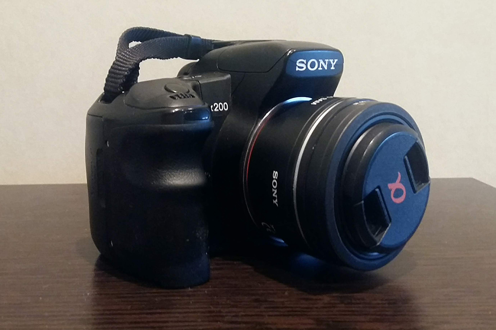 Фотоаппарат, который я спустя год купил взамен украденного, — Sony A200. Он обошелся мне в 25 200 ₽, или 700 $ по тому курсу. Простой, но до сих пор отлично снимает