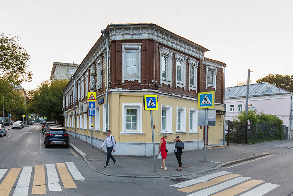 Деревянная постройка на пересечении Новокузнецкой улицы и 1-го Новокузнецкого переулка