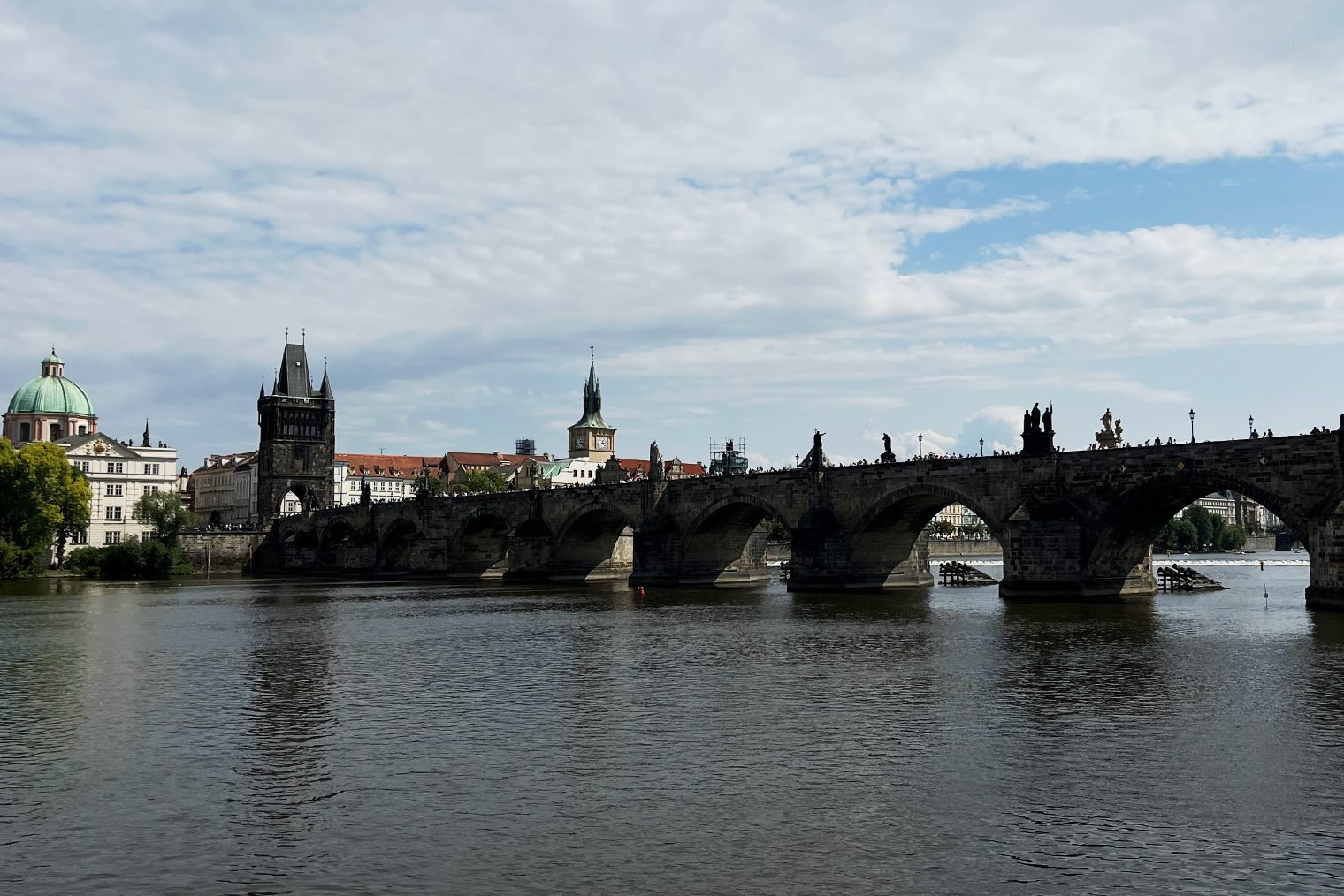 Мой путь к кинотеатру в том числе пролегал через Карлов мост — это одна из главных достопримечательностей Праги