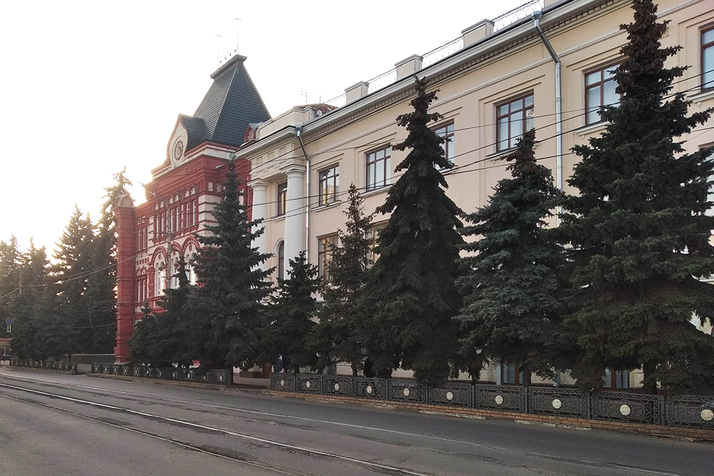Русский стиль здания Центрального банка удачно сочетается с классицизмом примыкающей к нему Банковской школы — нигде в Орле такого больше нет