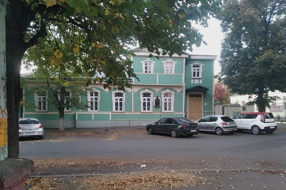 Если бы не автомобили, можно было бы подумать, что фото с домом Лескова сделано до революции