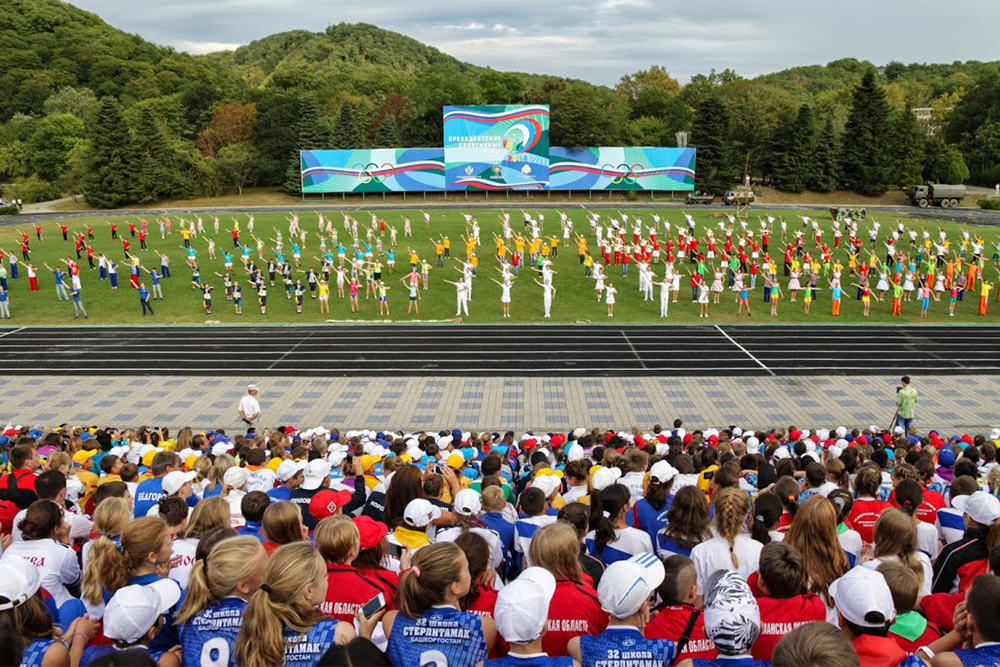 Стадионы и концертные залы масштабные — можно проводить мероприятия на все лагеря «Орленка», то есть на 3500 человек и больше. Источник: sport28.ru