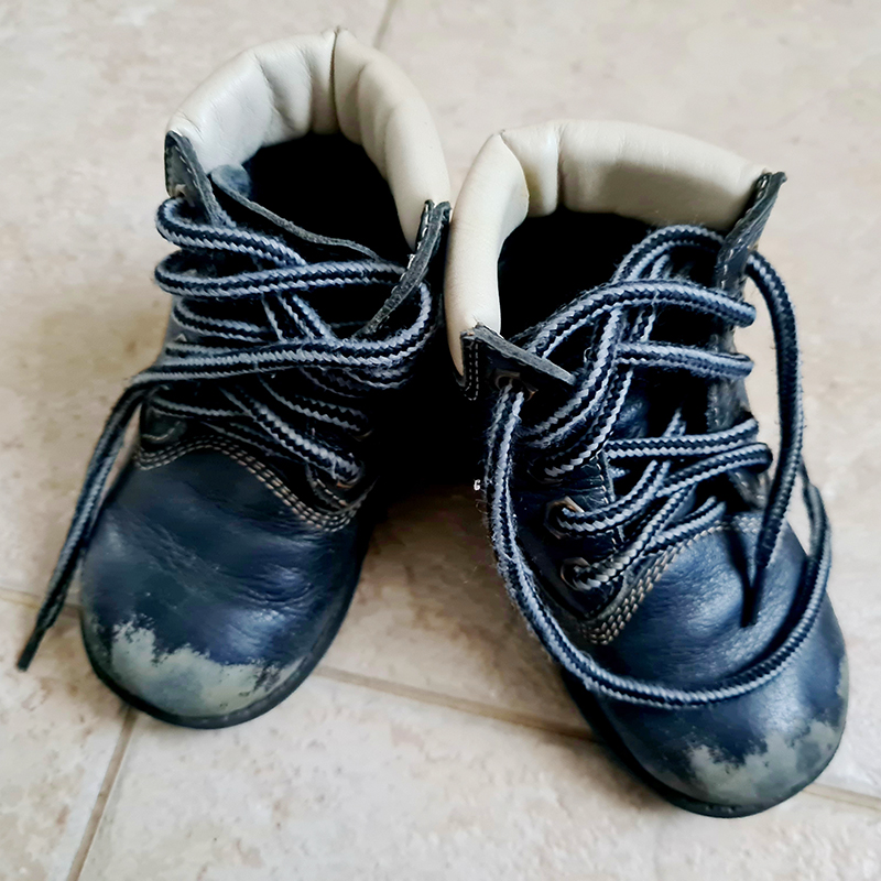 Демисезонные ботинки были максимально удобными — сын их порядком износил