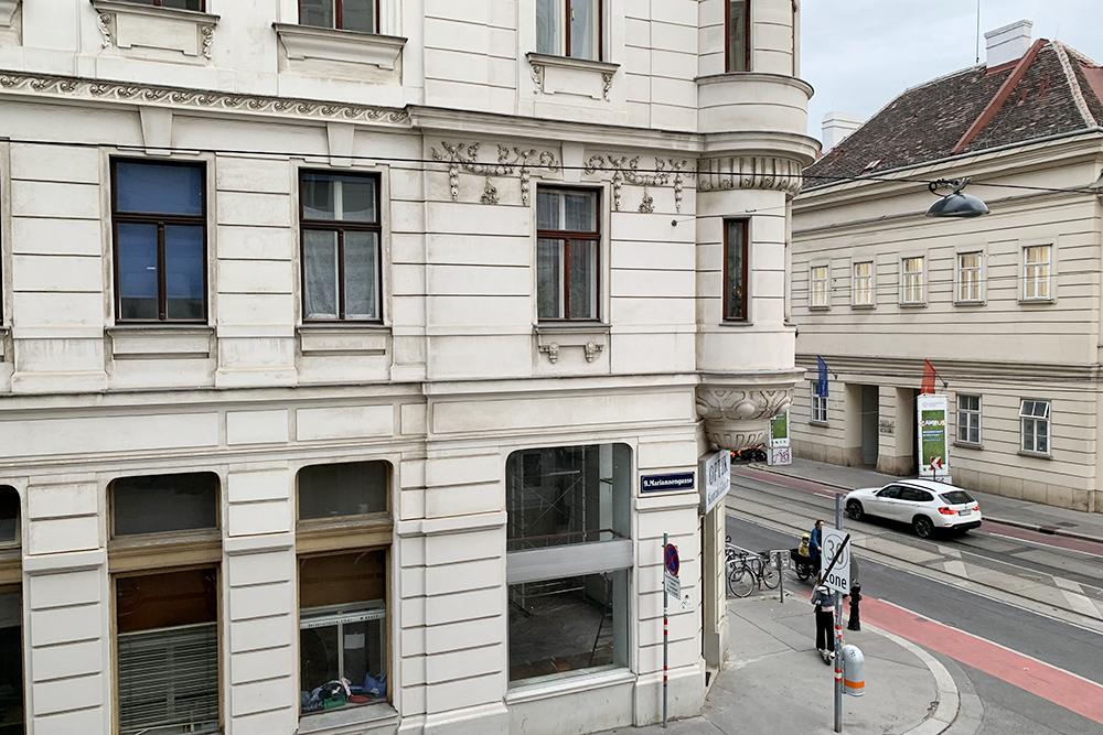 Вид из окна школы. Часть двухэтажного здания справа — кампус Венского университета