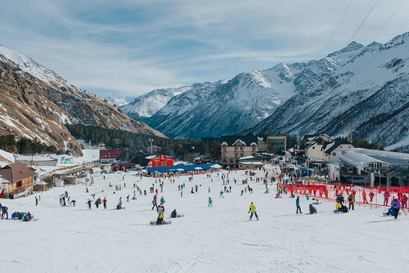 Всесезонный горный курорт «Эльбрус» расположен на территории одноименной экономической зоны. Здесь можно покататься на лыжах и сноуборде. Общая протяженность трасс — 17 км. Источник: ncrc.ru