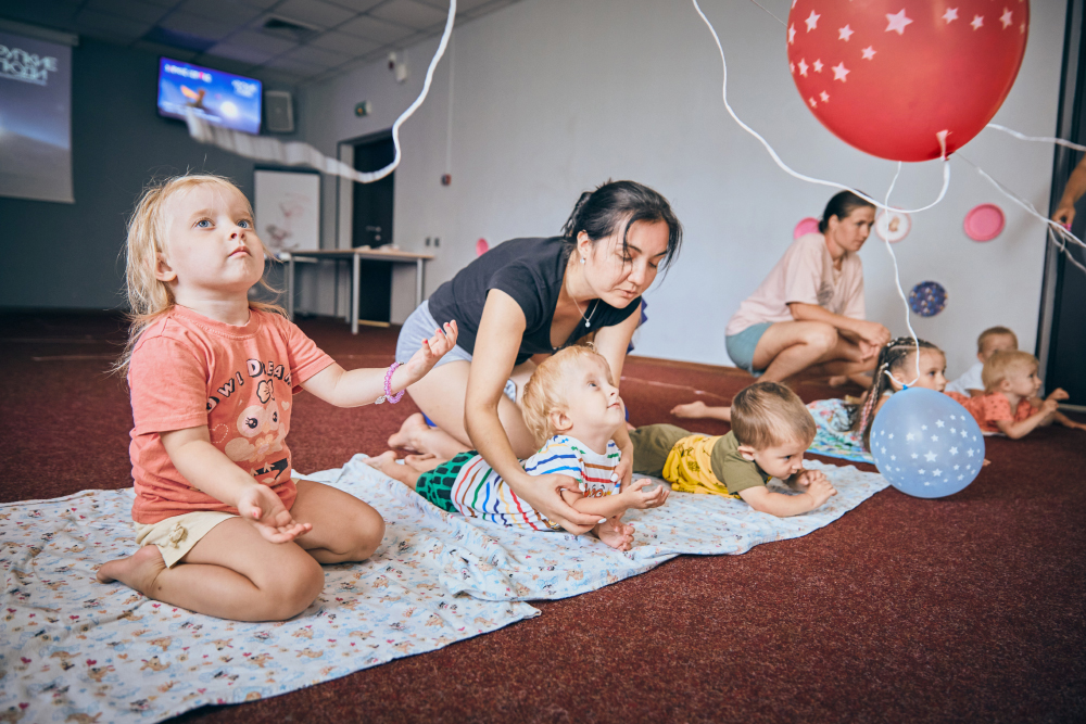 Специалист по эрготерапии Алия Валянская на занятии с малышами