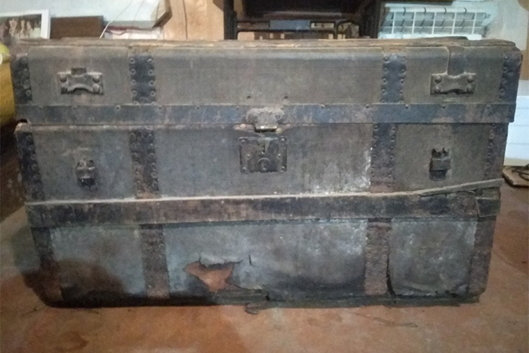 Старый сундук, найденный в сарае, теперь служит местом для хранения инструментов