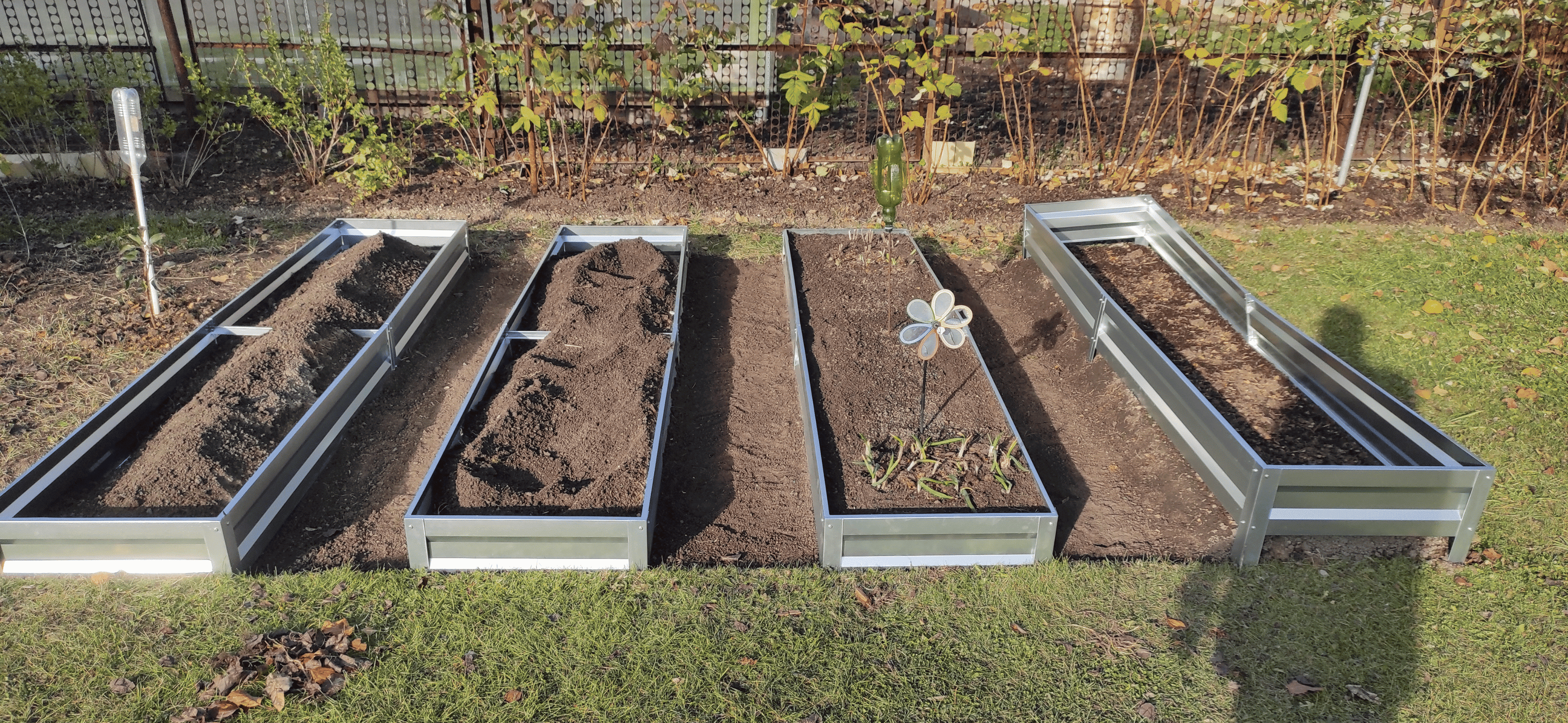 Как я установил оцинкованные грядки на даче для мамы