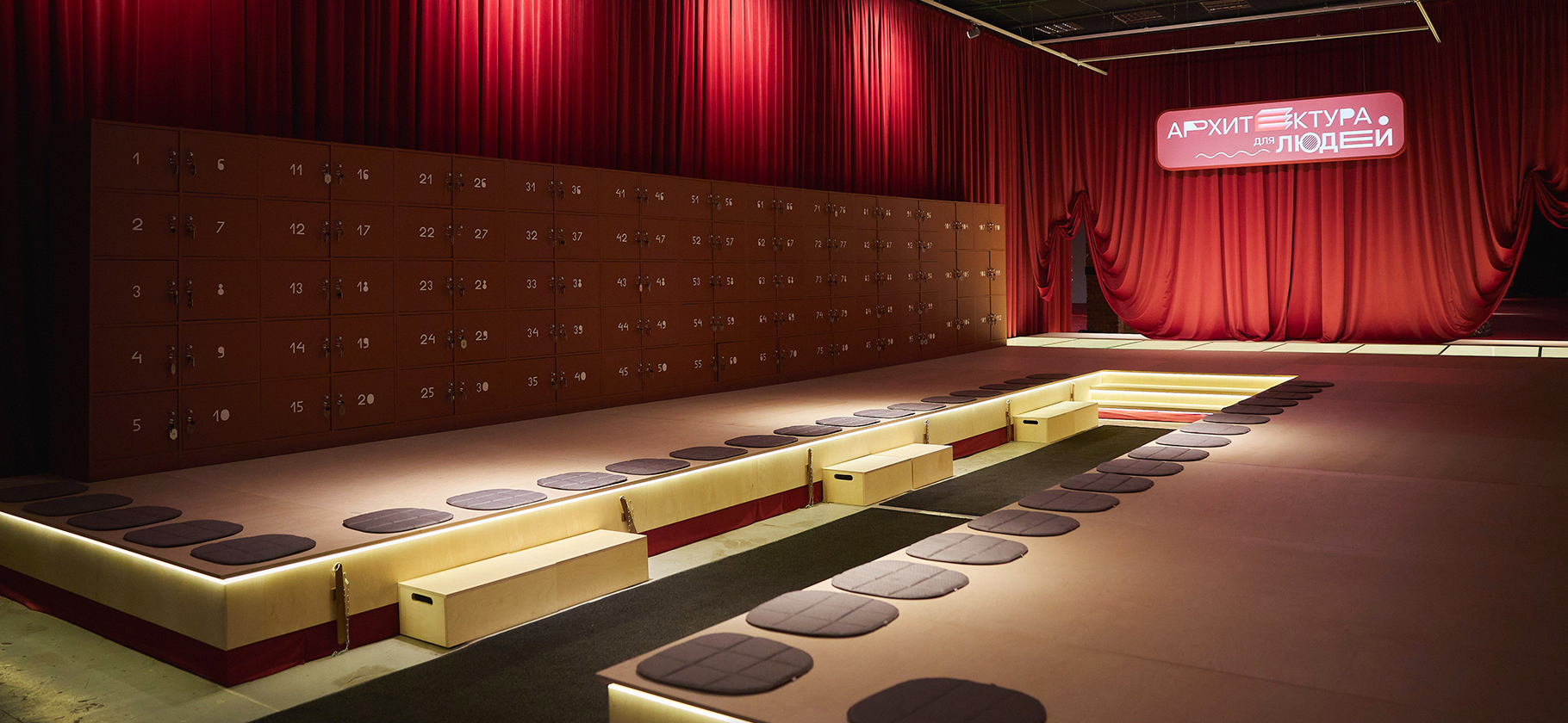 В Музее Москвы открылся бесплат­ный архитектурный фестиваль: нужно ходить босиком и трогать инсталля­ции