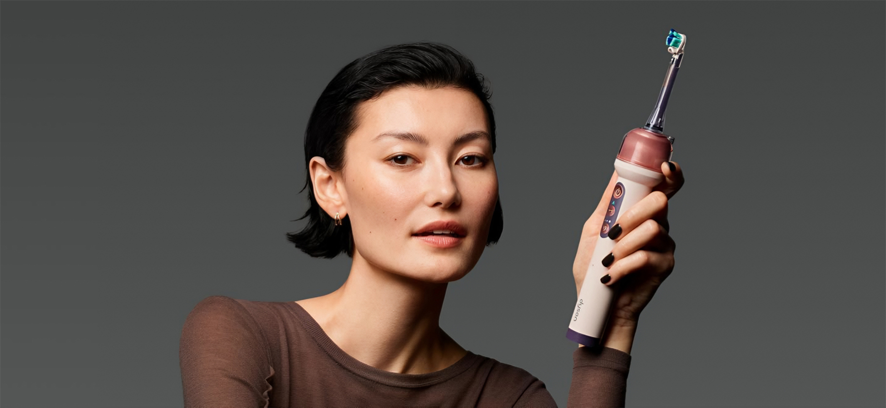 Dyson выпустила свою первую зубную щетку — со встро­енной ИИ⁠-⁠камерой. Цена — 499 $