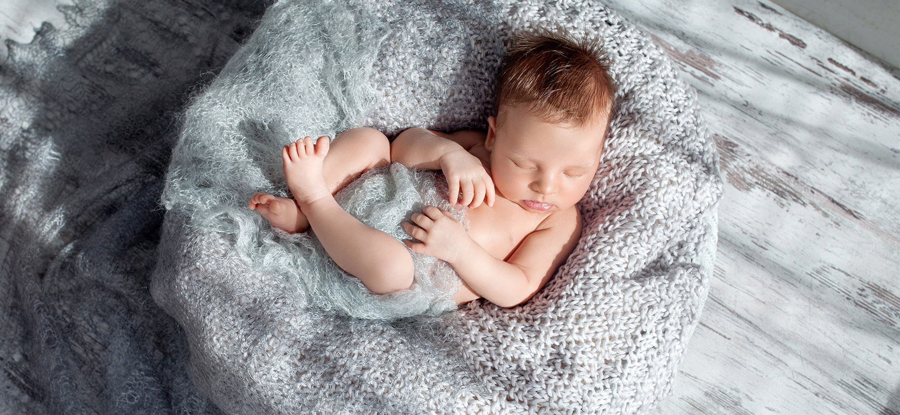 Коконы для новорожденных: какие бывают и как выбрать