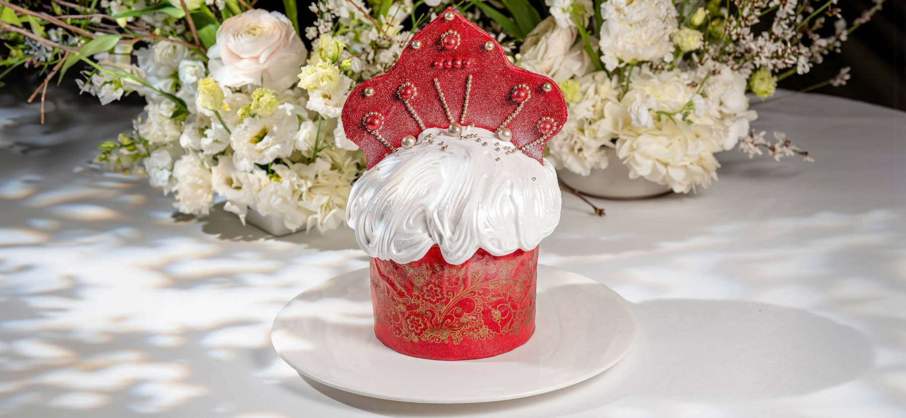 Куличи за 100 000 ₽, в кокош­нике или в виде горы Фудзи­ямы. Показываем, что московские ресто­раны приду­мали к Пасхе