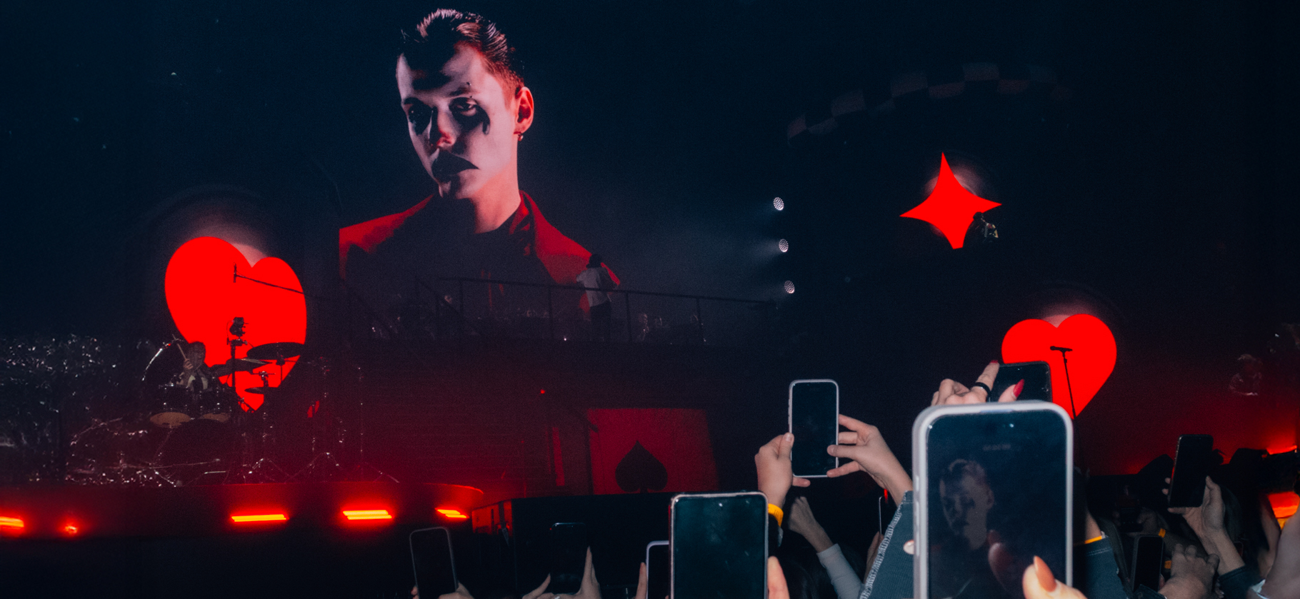 «Посмотрите, сколько здесь милф»: что твори­лось на кон­церте Вани Дмитриенко, главного певца 2025 года