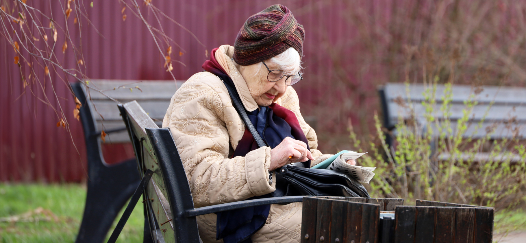 Куда обратиться пожилому человеку: телефоны доверия и службы поддержки