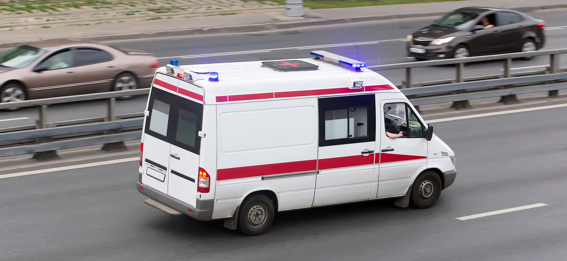 Водителей в России обязали освобо­ждать полосу для машин со спец­сигналами