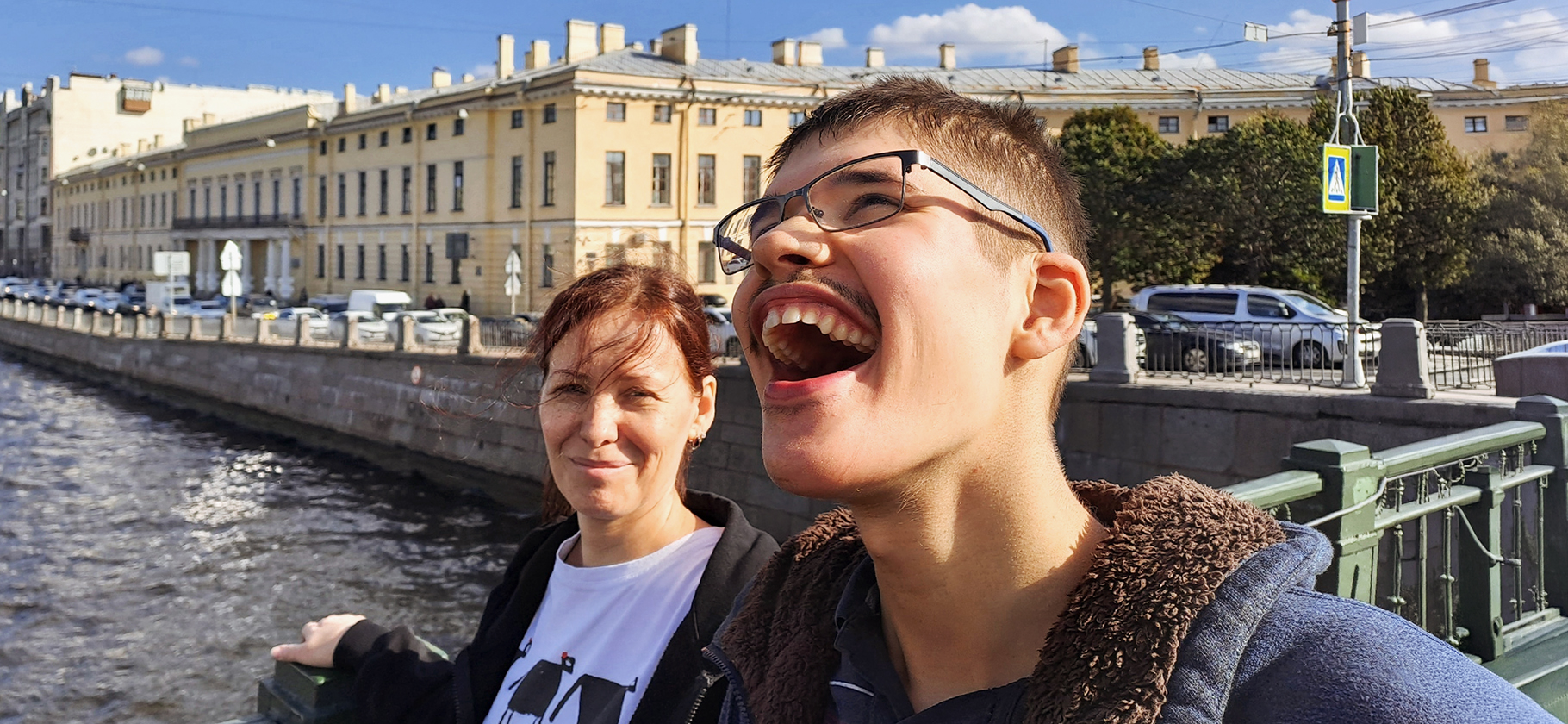 «Побывали в Мек­сике и на Кубе»: как роди­тели взрослых детей с инвалидно­стью находят время на себя