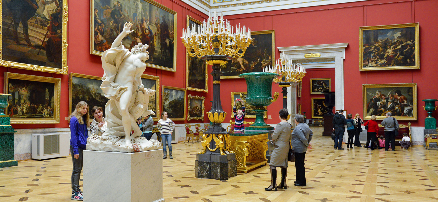 Эрмитаж запустил экскурсии на рус­ском жестовом языке