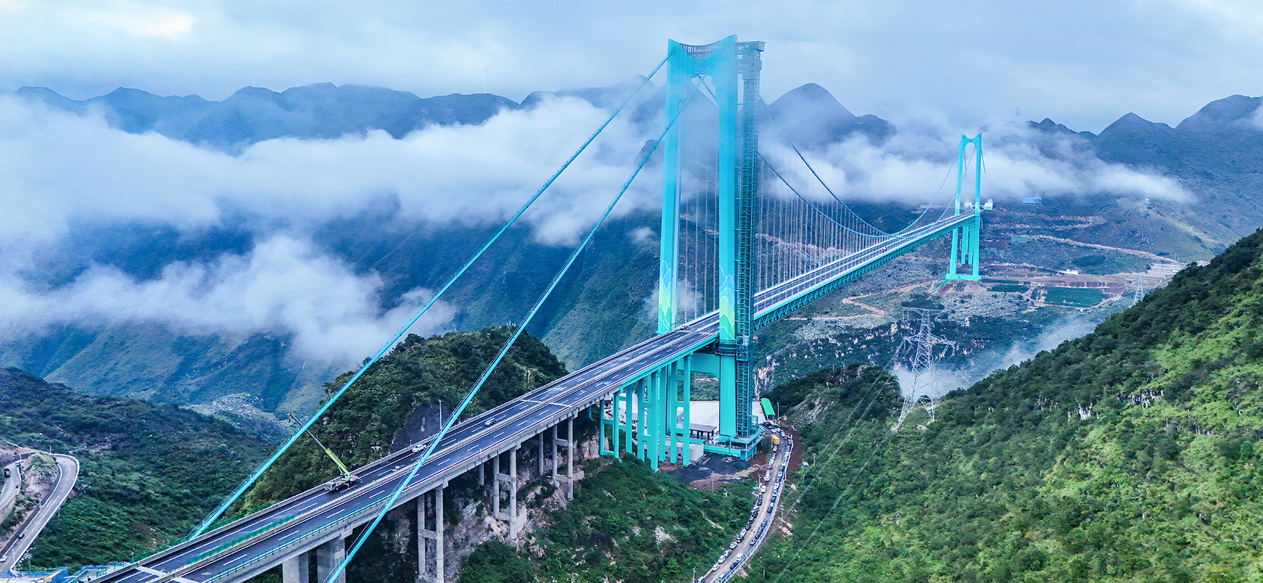 В Китае открыли самый высокий мост в мире — 625 метров над уровнем реки. Одно фото