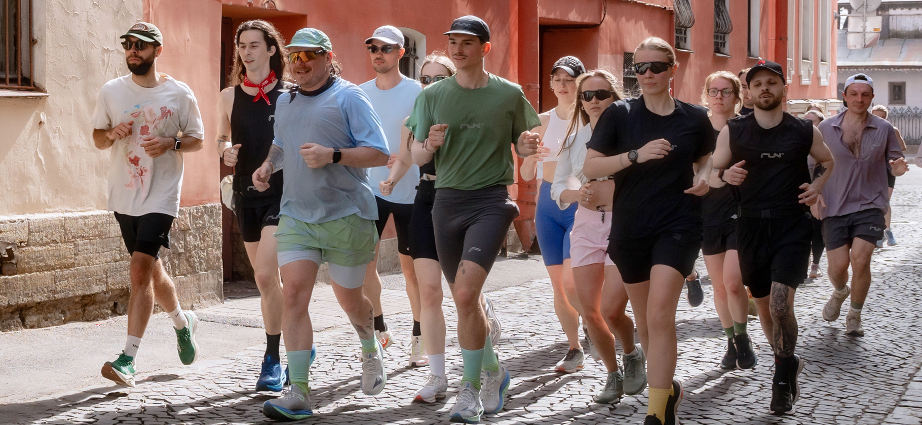Как устроено бего­вое сообщество Shu Run и почему люди выхо­дят на город­ские пробежки
