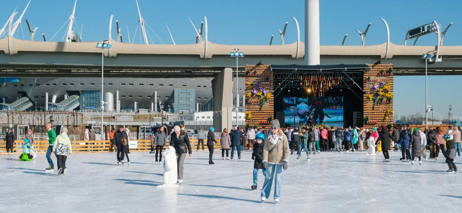 В Петербурге открыли каток «У флагштока» — это самый большой каток России
