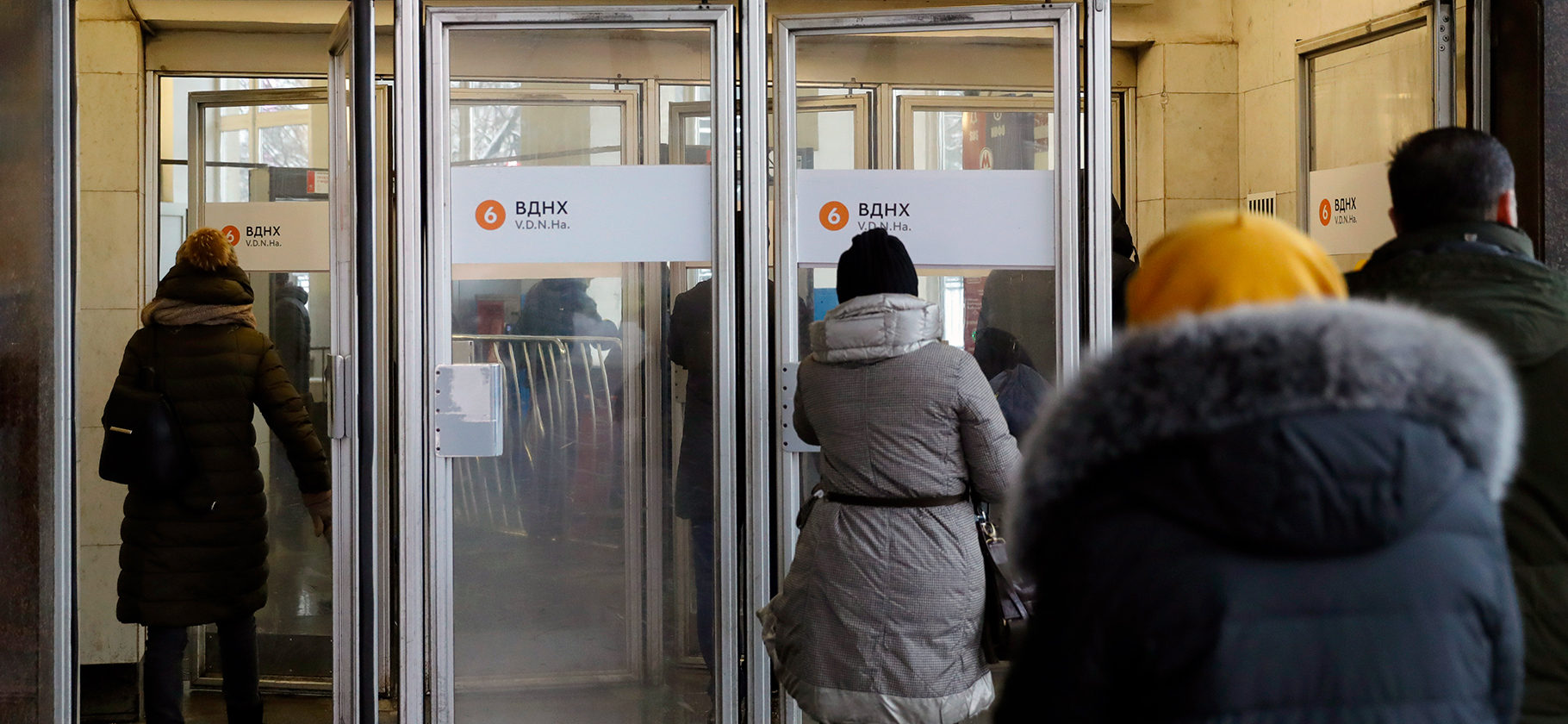 В московском метро начали выборочно проверять телефоны и другую технику: пассажиров просят включить экран