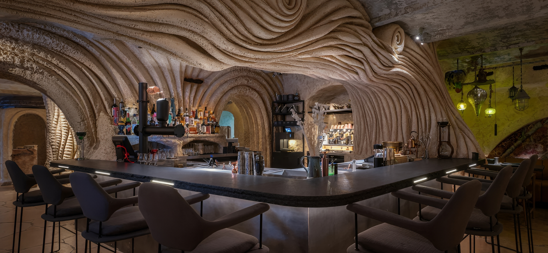 Японский стритфуд, школьная пицца и портал на съемки «Дюны»: новые рестораны и кафе Москвы