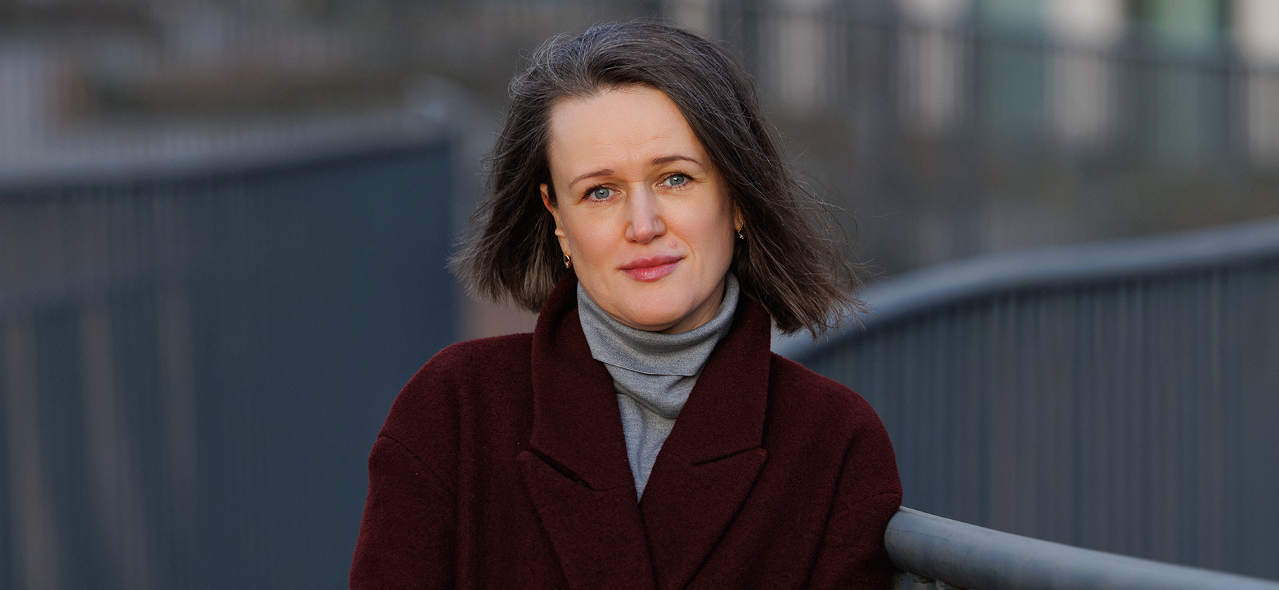 «В городе мы окру­жены людьми, но не чувствуем связи с ними»: почему мегаполисы уси­ливают одиночество