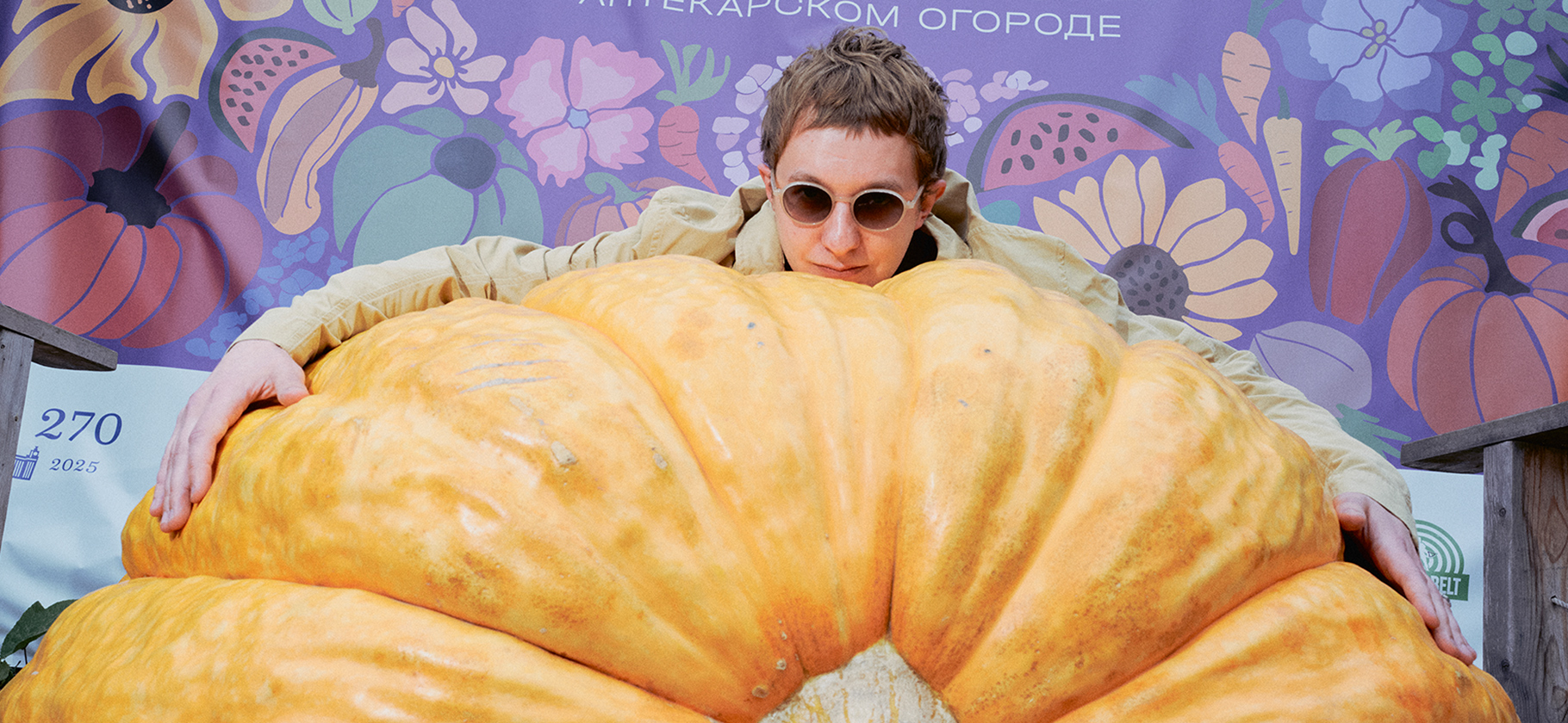 Москвичи стоят в очередях, чтобы обнять огромные тыквы и кабачки: фоторепортаж Т⁠—⁠Ж​ с овощной выставки