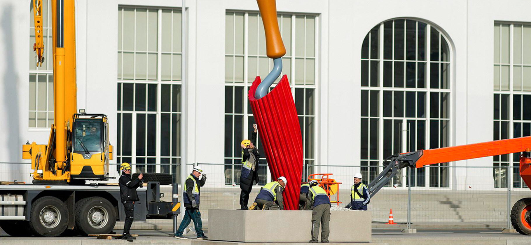 На набережной у Дома культуры «ГЭС⁠-⁠2» установили новую скульптуру — семиметровую «Садовую лопатку»