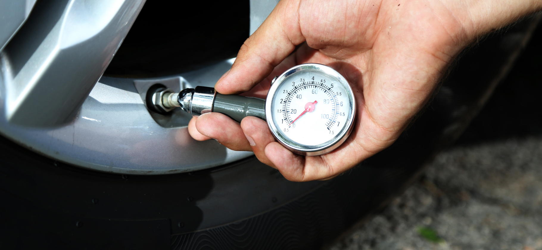 8 ошибок при про­верке давления в колесах автомо­биля