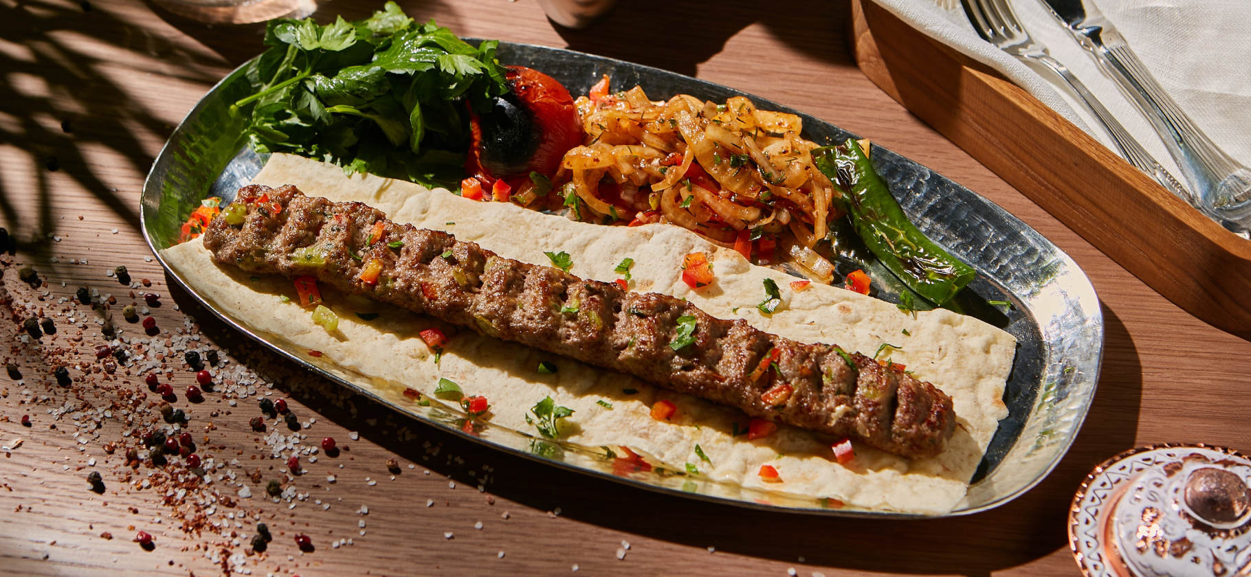Где в Петербурге попро­бовать турец­кую кухню: кафе с топовой пахлавой и кебабом