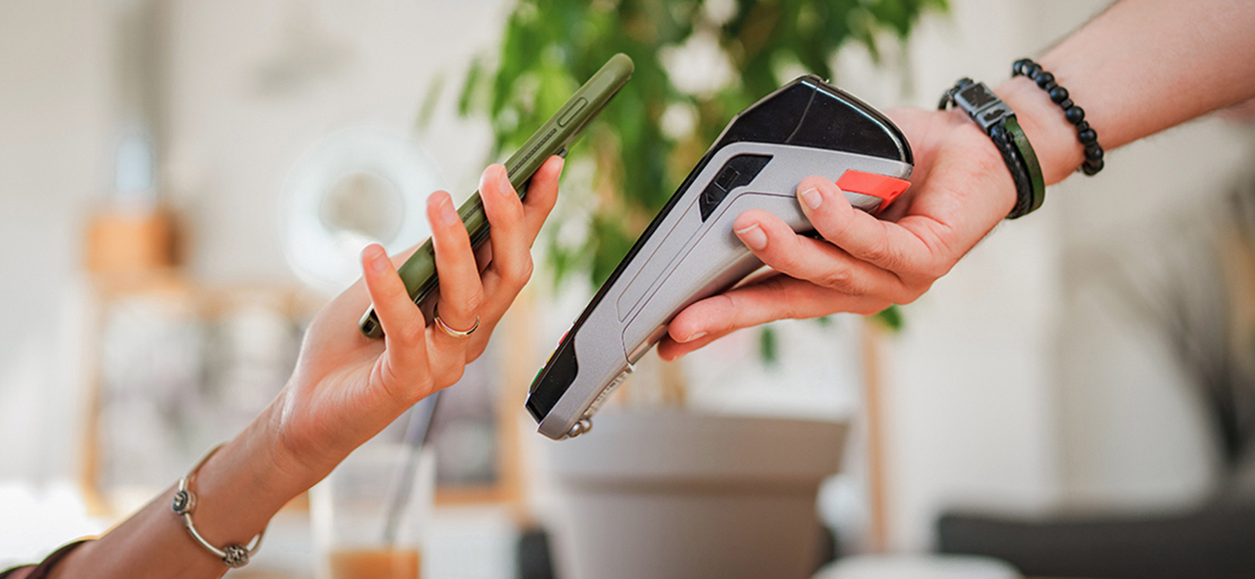 Универсальный платеж­ный QR⁠-⁠код станет обязательным для банков: зачем он нужен и как будет работать
