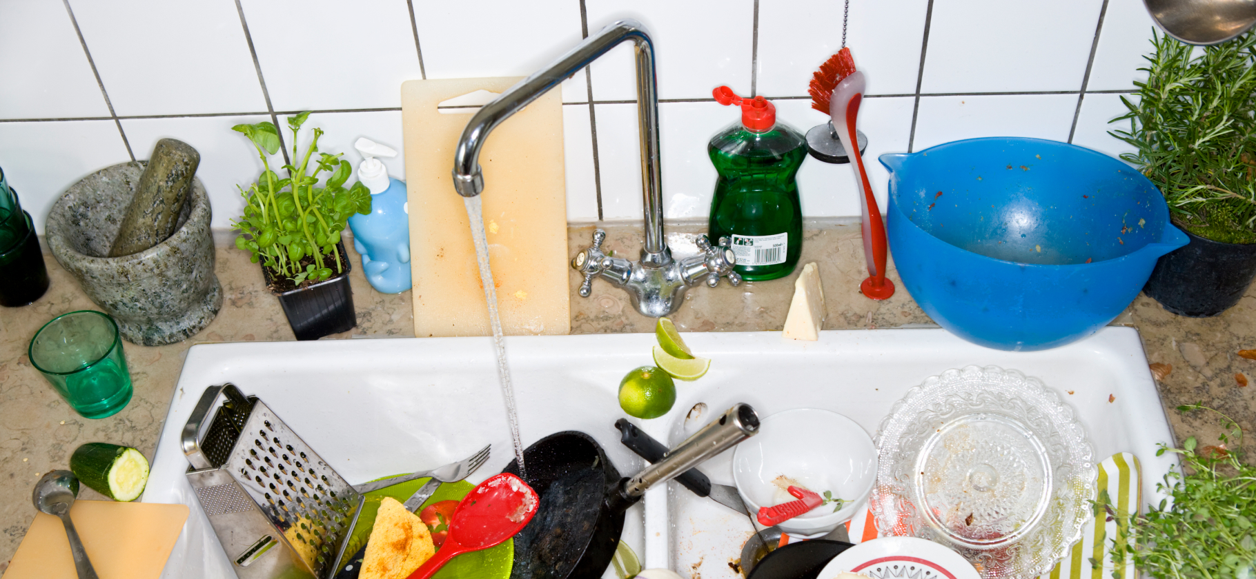 «Все вокруг мойки забрызгано водой»: 8 бытовых привычек, которые раздражают на кухне