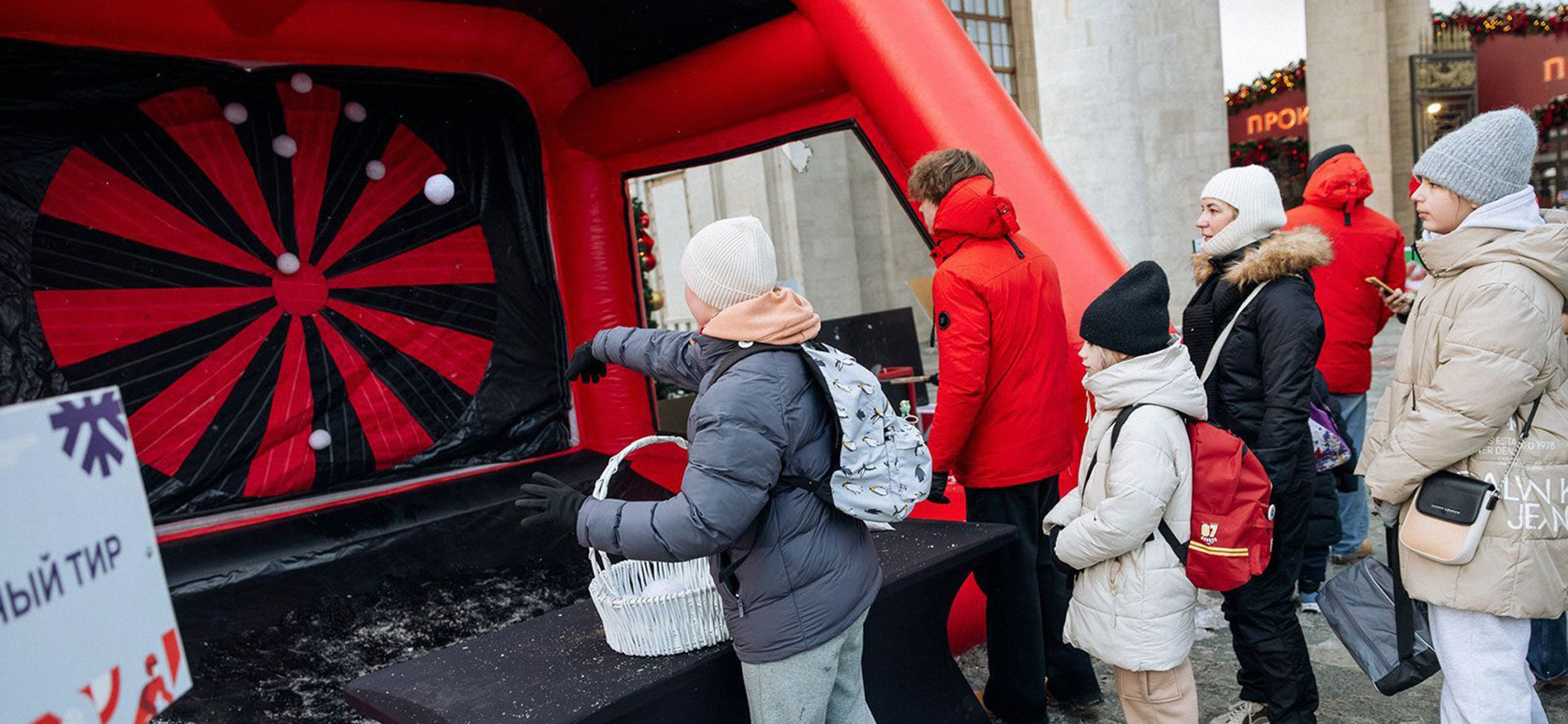 Гольф-хоккей, снего­ходы и снежная кре­пость: в «Лужниках» стартовал бесплат­ный фестиваль «Зимний городок»