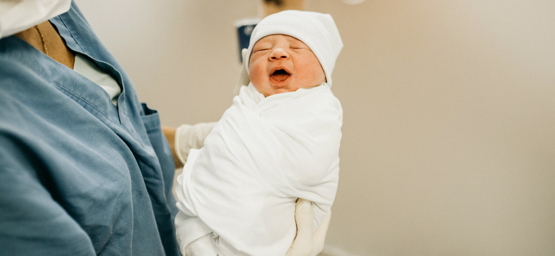 Почему трясется, икает, кряхтит и краснеет: 9 частых вопросов педиатру о новорожденных