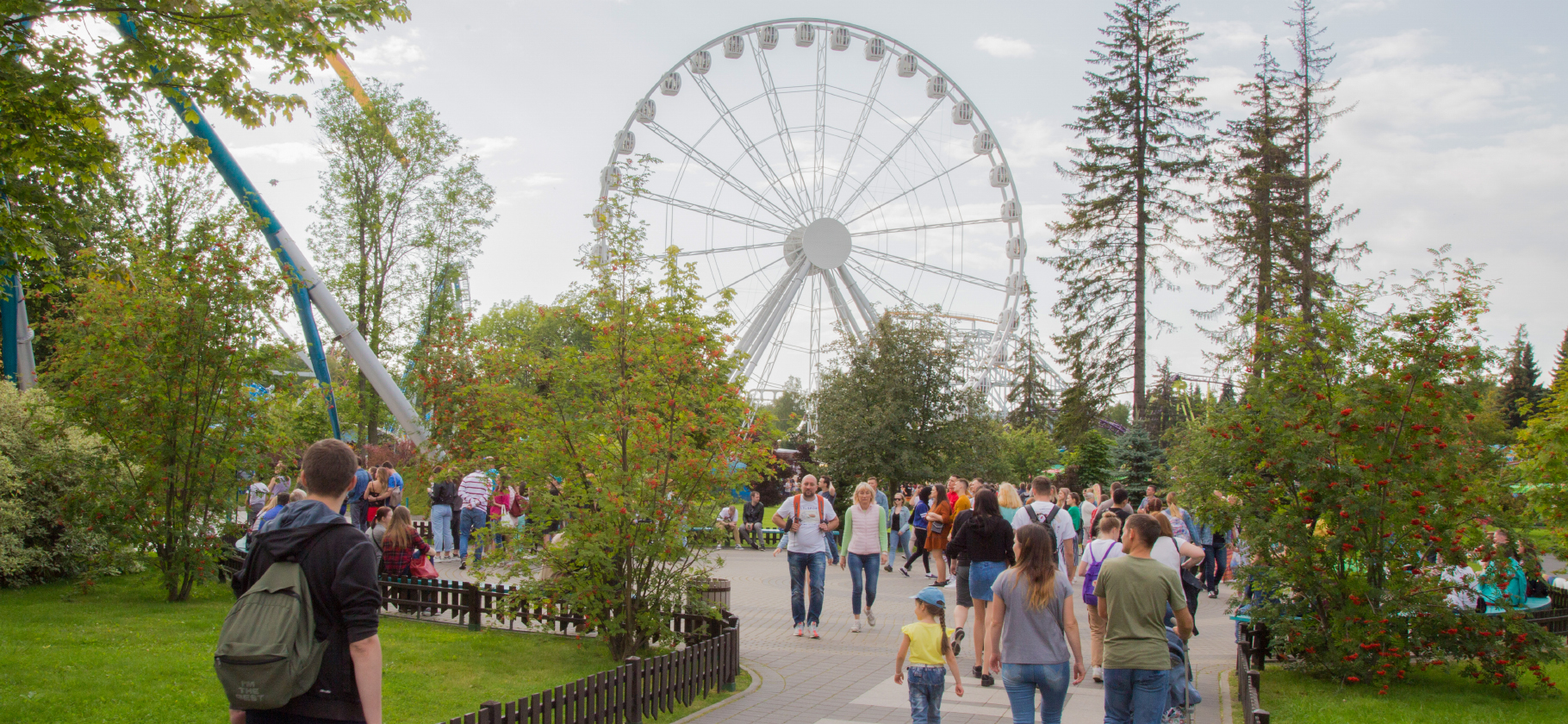Сколько стоит покататься с детьми на аттракционах: 3 популярных парка Москвы и Санкт-Петербурга