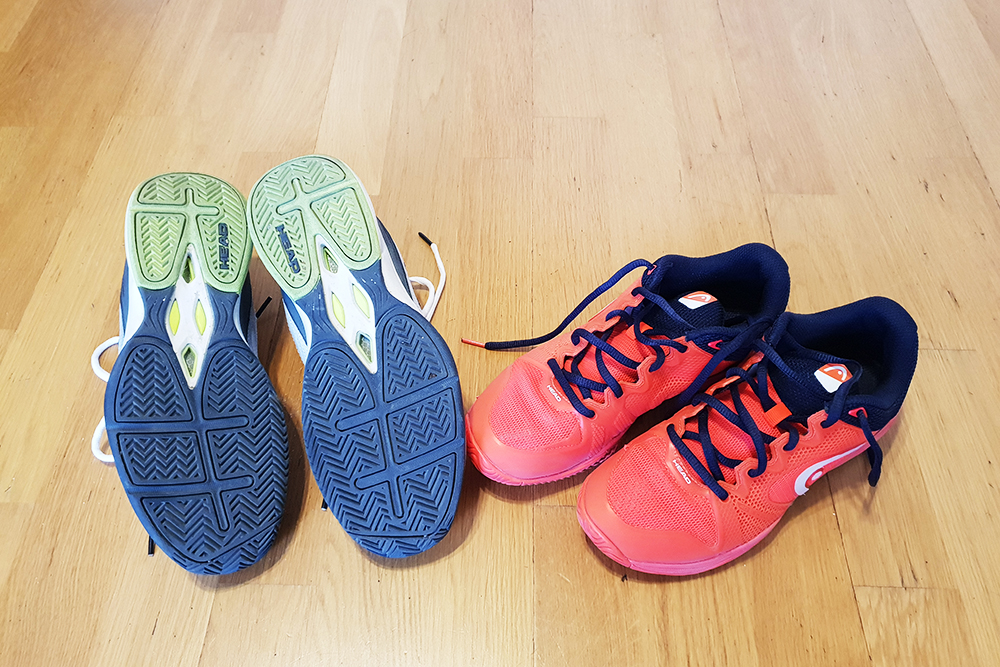 На фото слева — мои кроссовки с подошвой елочкой, а справа — кроссовки жены
