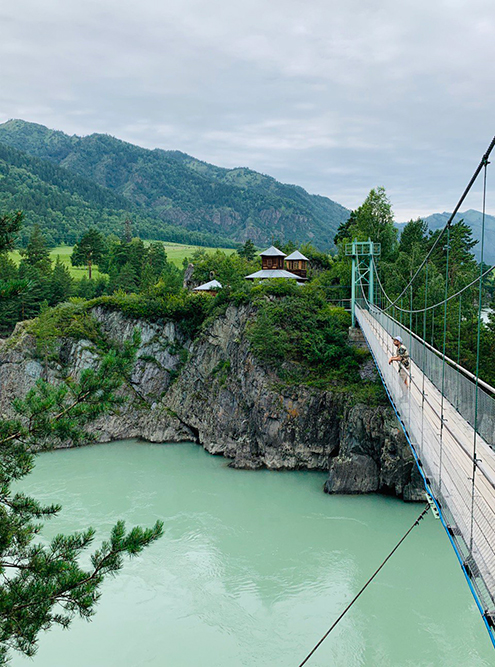 Мост, ведущий к церкви на остров Патмос, напомнил мне швейцарские пейзажи: бирюзовая вода среди зелени