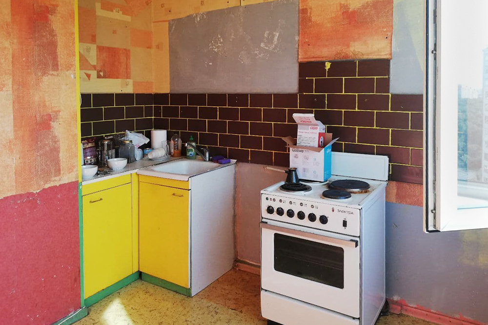 Так наша кухня выглядела до ремонта. Из бытовой техники на ней сейчас — духовка, индукционная варочная панель и посудомоечная машина