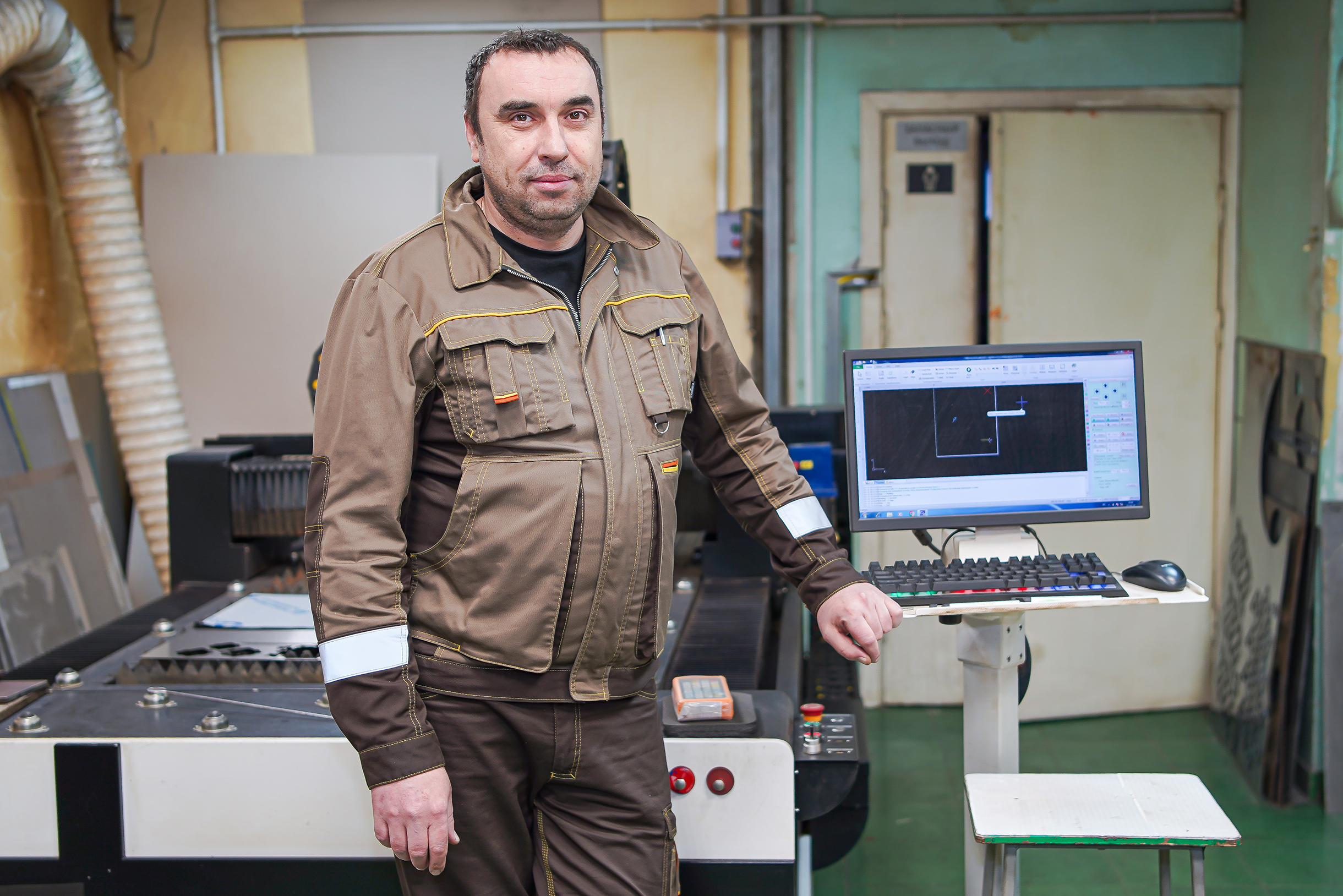 Позади нашего сотрудника Александра Глушко стоит оптоволоконный лазер для точного раскроя тонколистового металла