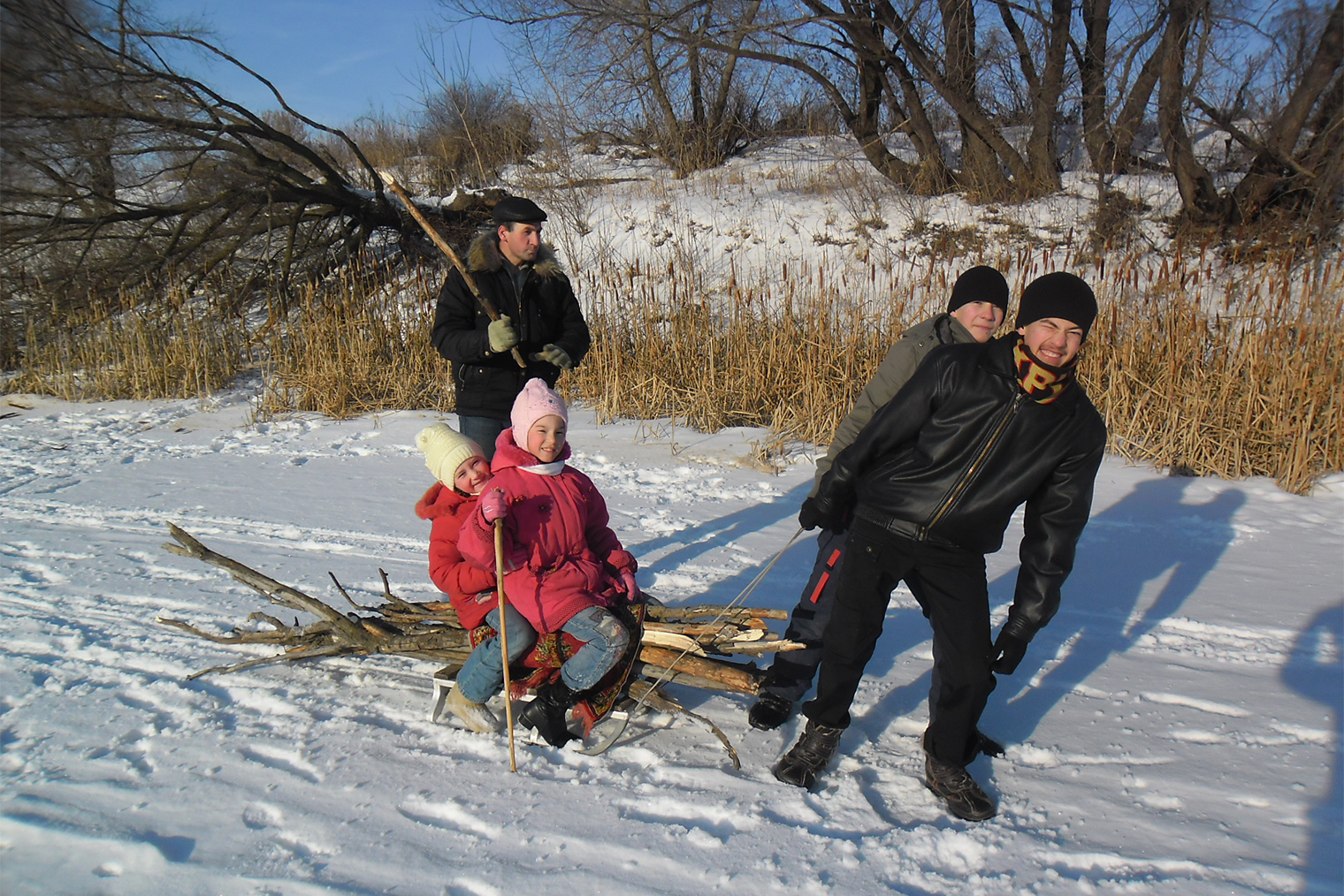 На местной речке зимой ребятишки катаются на санках