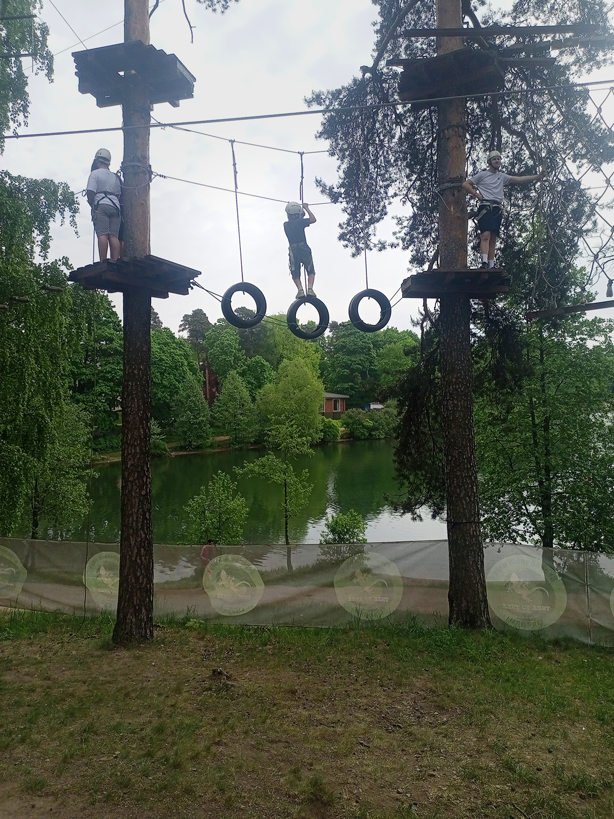 Дети любят веревочные парки. Эти снимки сделаны в Озерках и Кронштадте