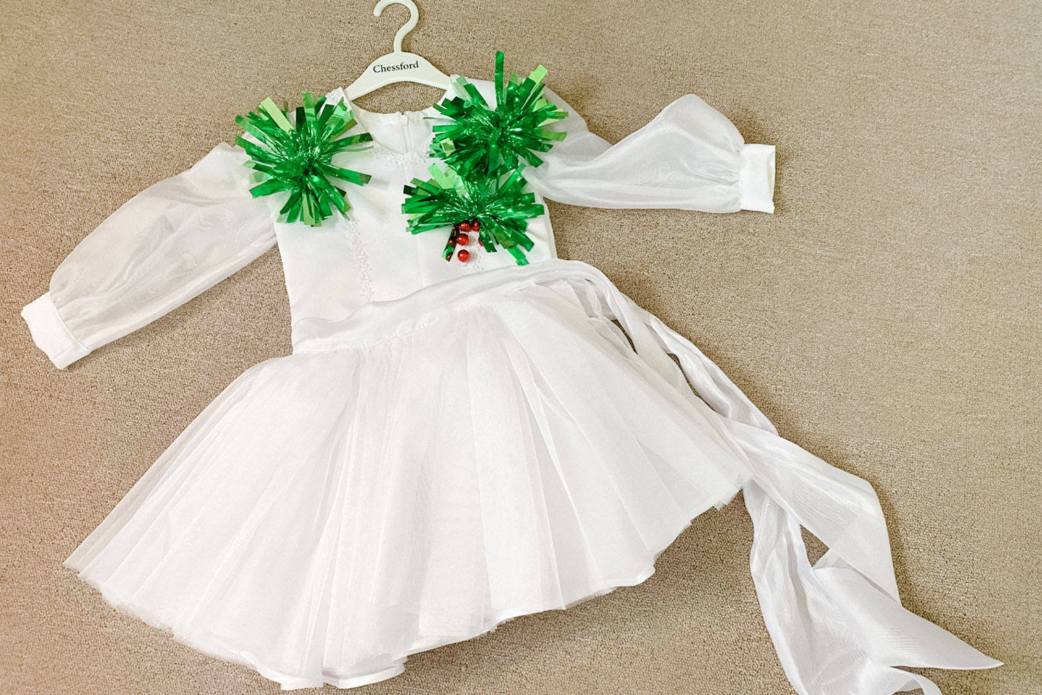 Это было платье снежинки, которое сшила мама моего мужа. Позднее мы переделали наряд в костюм елочки