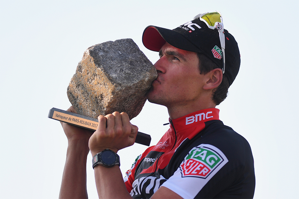 Вместо кубка победитель гонки получает в качестве сувенира настоящий булыжник с трассы. Источник: Tim de Waele / Getty Images