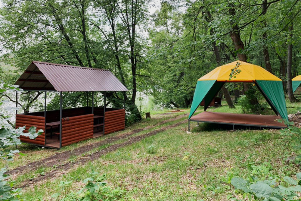 Кемпинг «45-й квартал». Слева — беседка, а справа — ровный настил под палатку. Благодаря ему ночевка в палатке комфортна даже в дождь. Источник: npbashkiria.ru